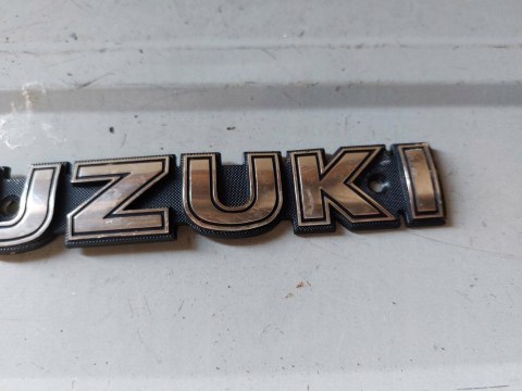 ZNACZEK EMBLEMAT SUZUKI ZNACZEK EMBLEMAT SUZUKI