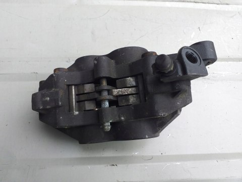 ZACISK HAMULCOWY PRZÓD TRIUMPH 955I SPEED TRIPLE