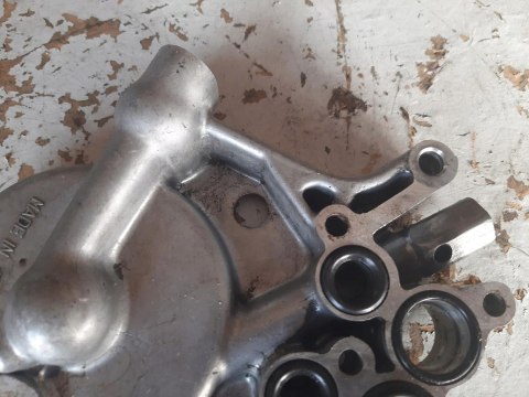 PODSTAWA POKRYWA POMPY OLEJU KAWASAKI GPZ 900