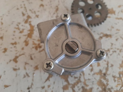 POMPA OLEJU OLEJOWA KAWASAKI GPZ 900