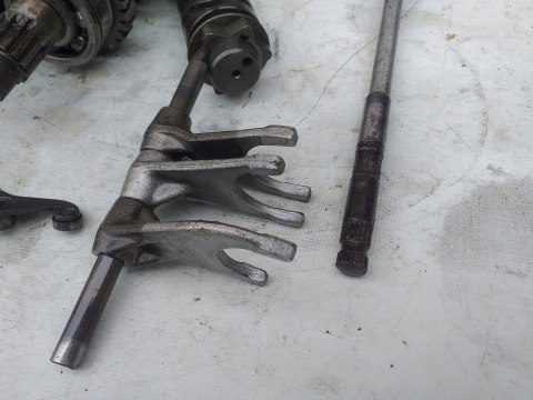 SKRZYNIA BIEGÓW KPL SUZUKI GSX 550