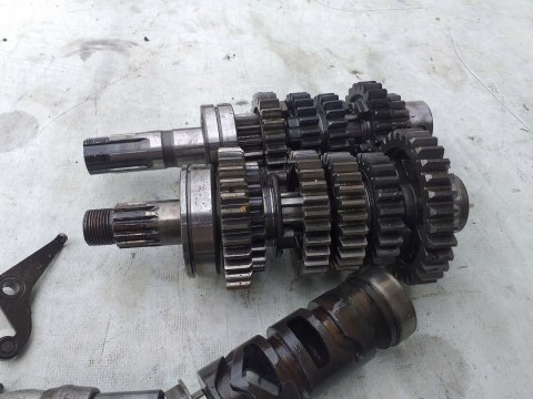 SKRZYNIA BIEGÓW KPL SUZUKI GSX 550