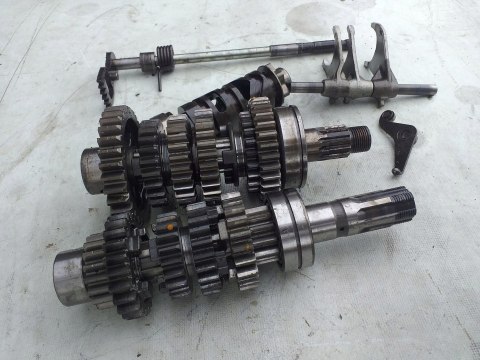 SKRZYNIA BIEGÓW KPL SUZUKI GSX 550