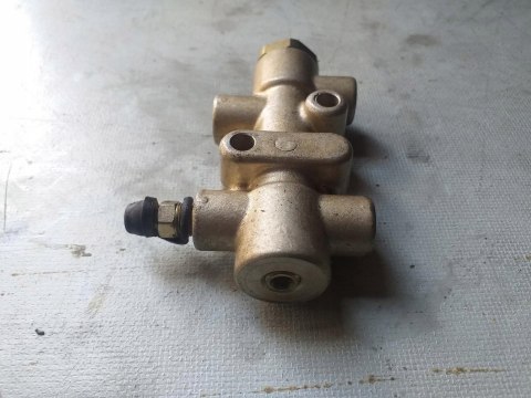 ROZDZIELACZ HAMULCY DINLI 700