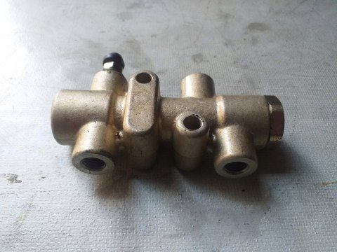 ROZDZIELACZ HAMULCY DINLI 700