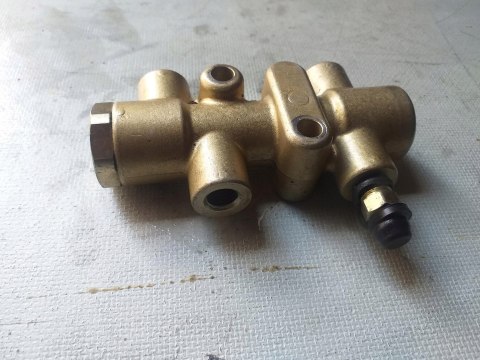 ROZDZIELACZ HAMULCY DINLI 700