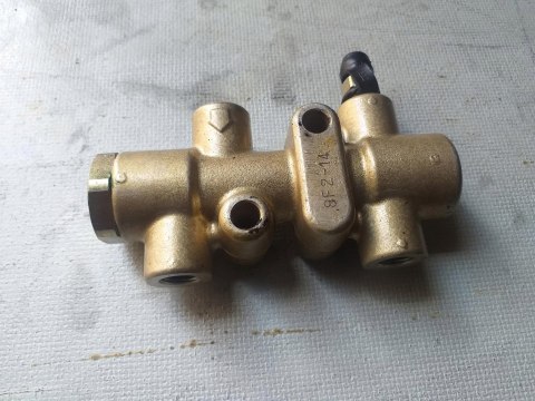 ROZDZIELACZ HAMULCY DINLI 700