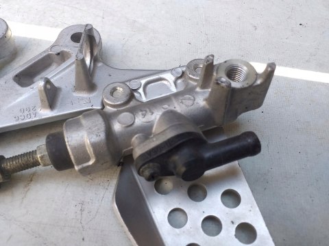 SET PODNÓŻEK POMPA HAMULCOWA SUZUKI GSXR 1000 SET PODNÓŻEK POMPA HAMULCOWA SUZUKI GSXR 1000
