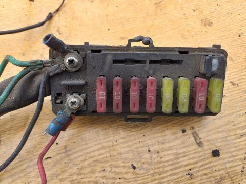 SKRZYNKA BEZPIECZNIKÓW HONDA GL1200 GOLDWING