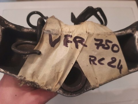 PÓŁKA DOLNA SZTYCA HONDA VFR 750 RC 24 PÓŁKA DOLNA SZTYCA HONDA VFR 750 RC 24